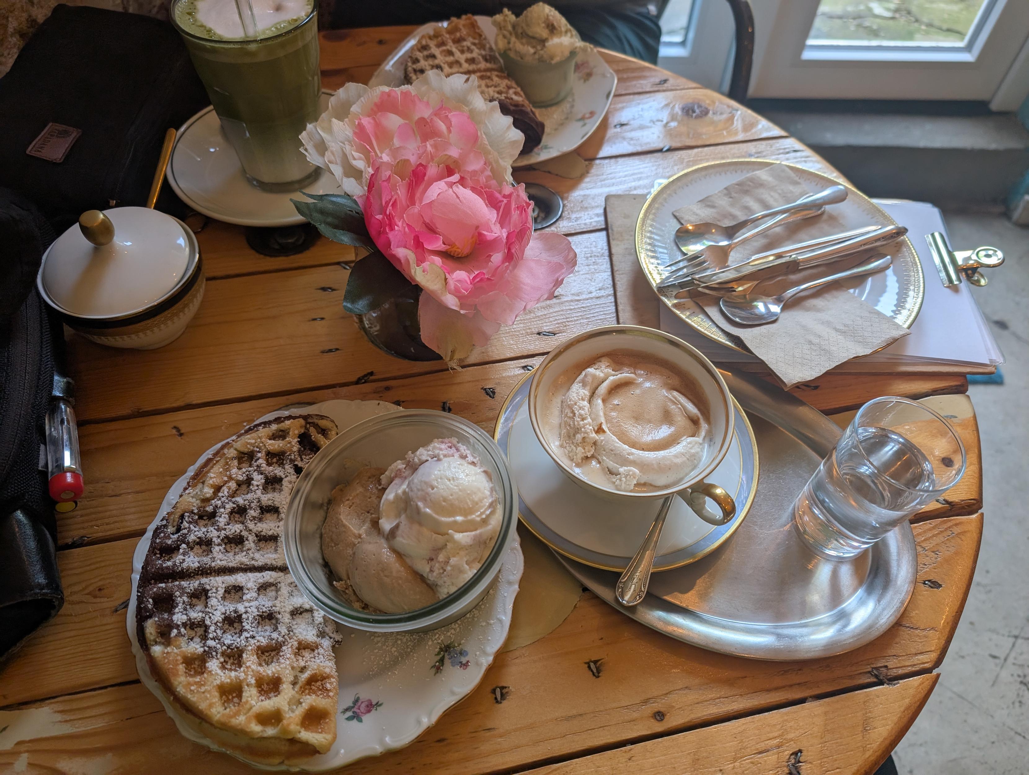 Affogato, Marmorwaffel, Cappuccino- und Tonkabohneneis