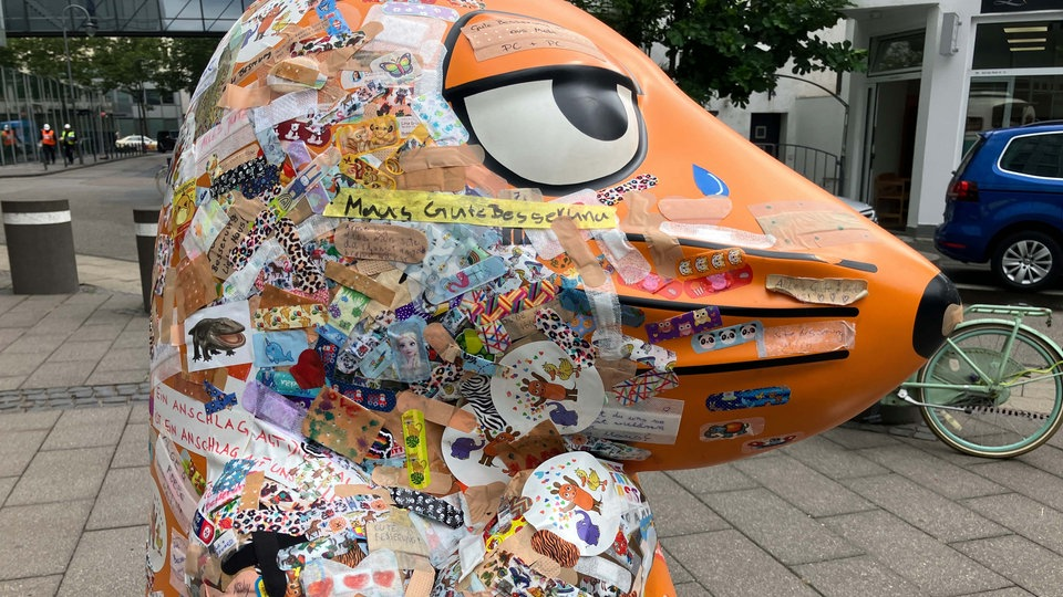 Mausfigur vor dem WDR GebÀude.
Die Brandwunde ist vor lauter Pflastern nicht mehr zu sehen.
Mausfigur vor dem WDR GebÀude.
Die Brandwunde ist vor lauter Pflastern nicht mehr zu sehen.