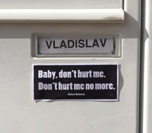 Ein Türschild mit dem Namen "VLADISLAV" und darunter ein Sticker 
Baby, don't hurt me.
Don't hurt me no more."