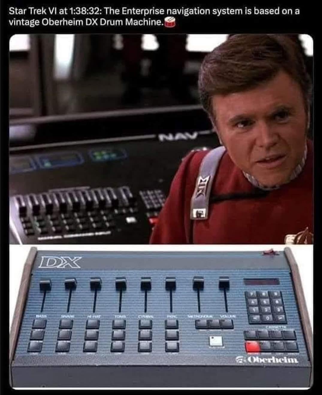 Das Bild zeigt eine Szene aus dem Film Star Trek VI: Das unentdeckte Land und vergleicht das Navigationssystem des Raumschiffs USS Enterprise mit einer Oberheim DX Drum Machine.

Die Oberheim DX ist ein Drumcomputer, der 1982 auf den Markt kam und als günstigere Version der bekannteren Oberheim DMX entwickelt wurde. 

Die Drum Machine wurde in den frühen Tagen des Hip-Hop von Pionieren wie Run DMC und Davy DMX verwendet und trug zur Definition des Genres bei. 

Sie verfügt über 18 Trommelklänge, die aus gesampelten Aufnahmen echter Instrumente bestehen. 

Das Gerät wurde auch von Künstlern aus anderen Genres wie New Order und Daft Punk genutzt. 

