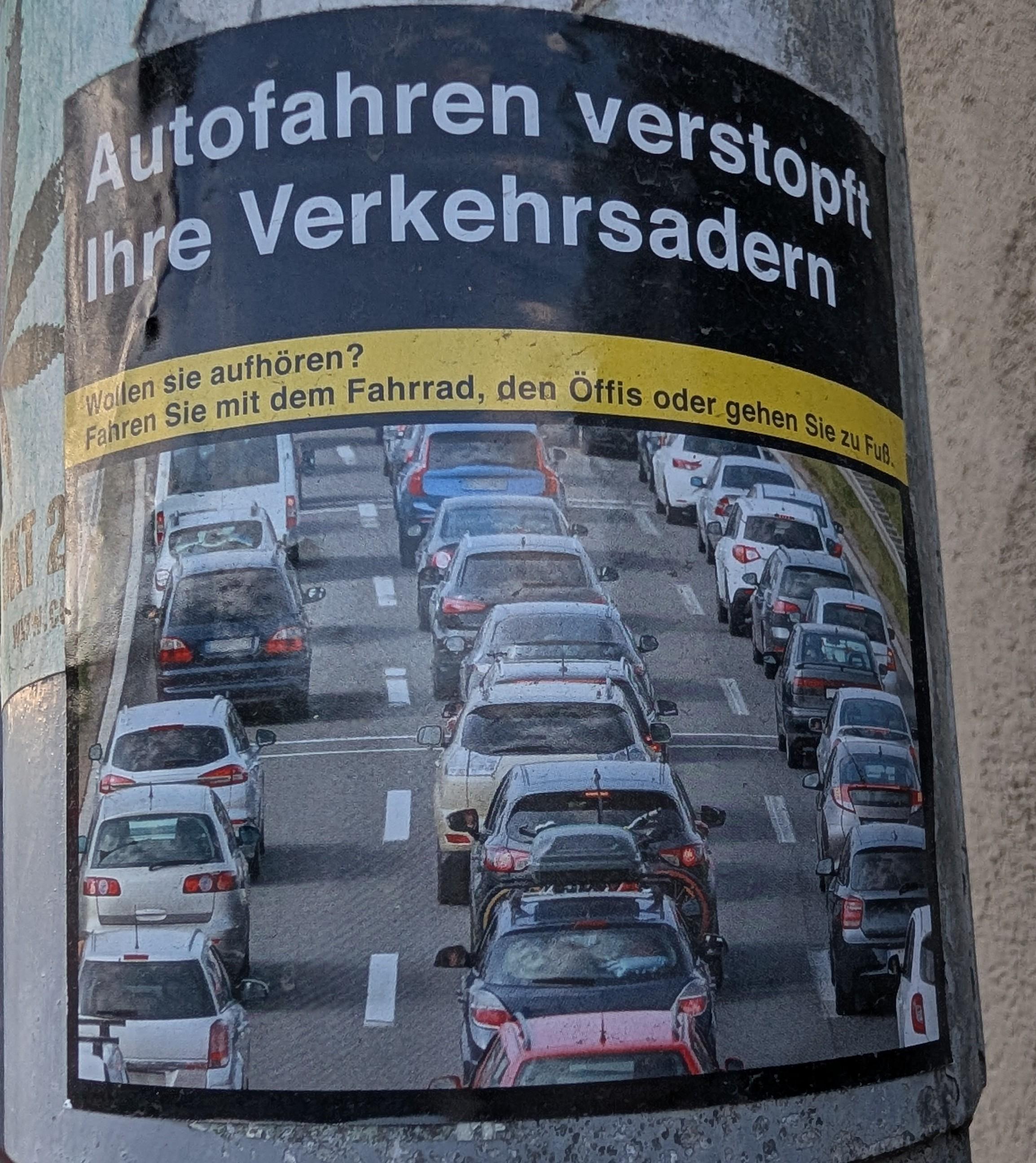 Sticker im Design eines Tabakabschreckbildes.
Darauf Stau.