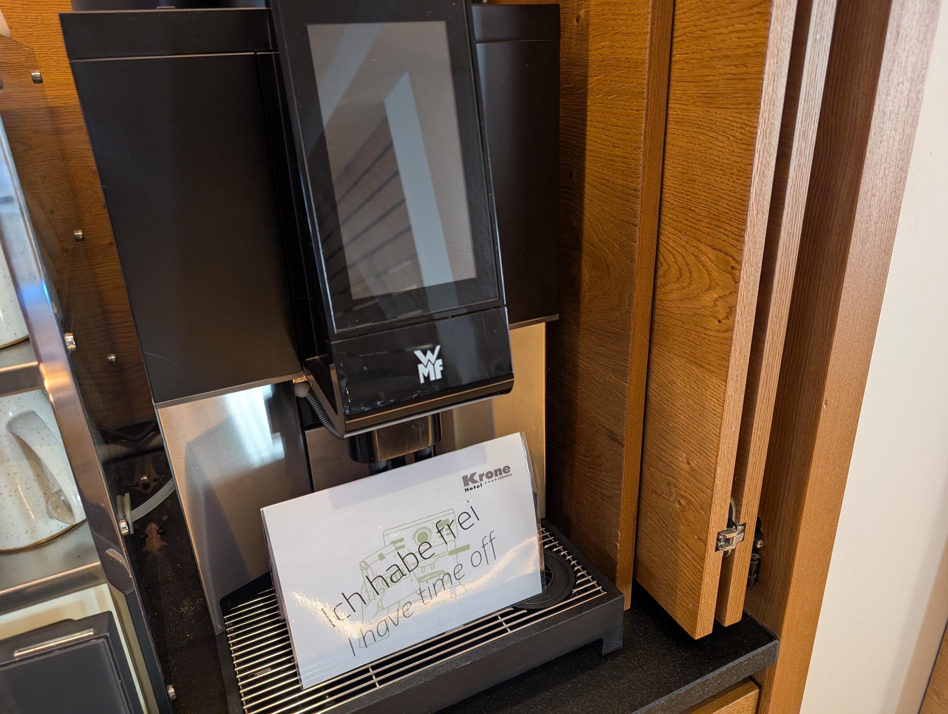 Kaffeemaschine mit dem Schild "ich habe heute frei"