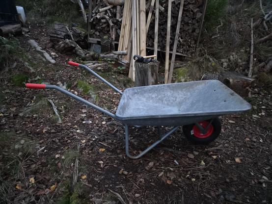 Trillebår med røde håndtak