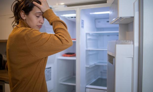 Mujer mirando el frigorífico. (Milos Perkovic)