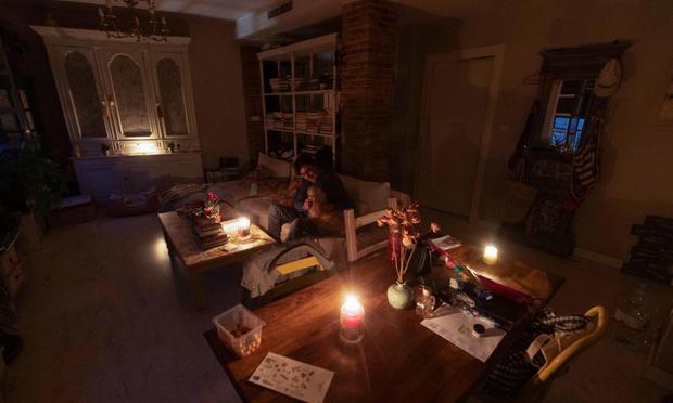 Nacho un vecino de Murcia alumbra su casa con velas esta noche de lunes debido al apagón que afecta al país. (EFE/Marcial Guillén)