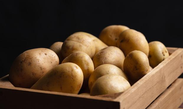Una caja llena de patatas (Getty Images)