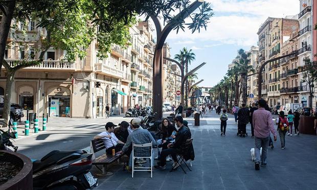 Terrazas en Barcelona durante el apagón. (Anadolu via Getty Images)