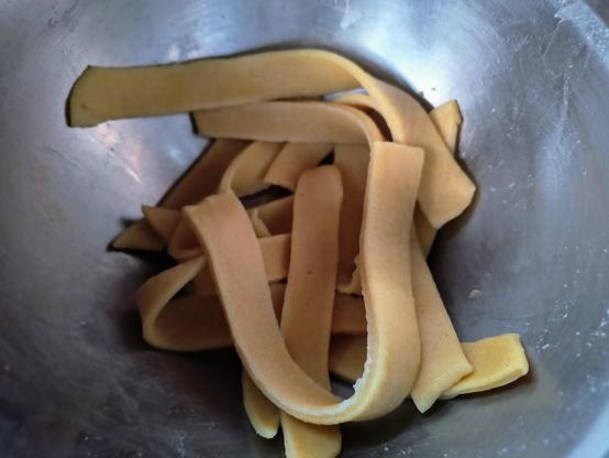 Cooked semolina flour noodles