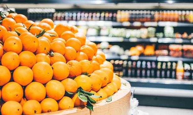 Naranjas apiladas en un supermercado (Getty Images)