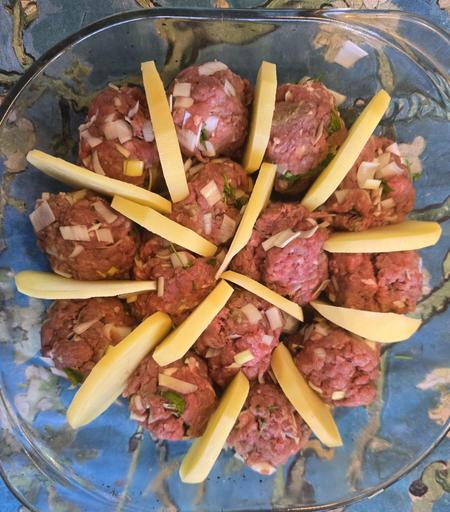 Exquisita receta de Albóndigas con patatas, salsa bechamel y queso mozzarella
