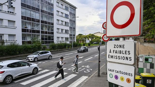 Depuis la mise en place des ZFE, plus de 40 000 véhicules Crit'Air 3 n'ont plus le droit de rouler dans l'agglomération lyonnaise.