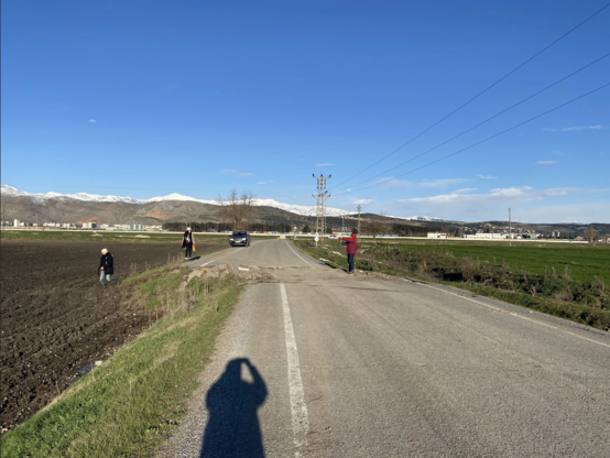 Una carretera recta donde se ve como se ha desplazado más de tres metros hacia la izquierda.