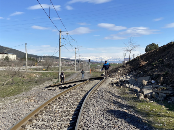 Una vía de tren completamente doblada en forma de S.