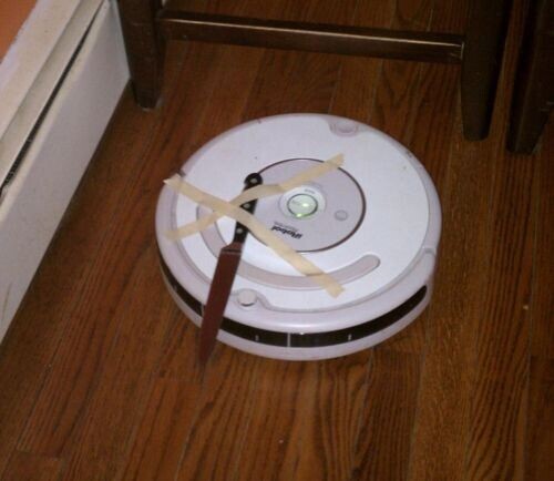 Una Roomba con un cuchillo pegado con cinta adhesiva 