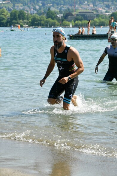 Foncu saliendo del agua con el tritraje de mi club de triatlón