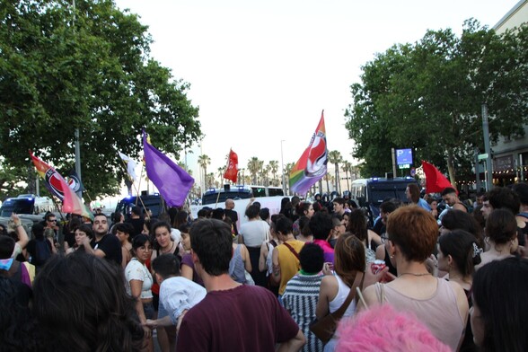 Fotos donde se ve a bastante gente en la concentración frente a las furgonetas de los Mossos d’Esquadra. 
