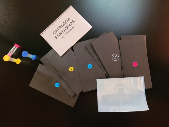 Una imagen borrosa, un manual, varios relojes de arena, un montón de sobres negros numerados sobre una mesa. Durante la actividad #CATALOGAFANTASMAS en la biblioteca del Reina Sofía se jugó a descubrir la identidad de un fantasma inquieto y, casi sin querer, aprendimos a usar un porrón de herramientas.