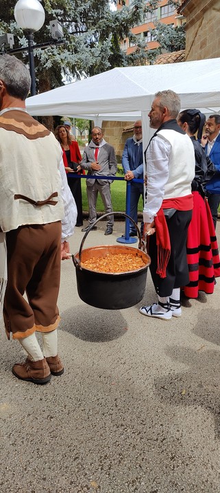 Caldero lleno de migas.