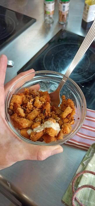 Un cuenco pequeño de migas con robellones y veganesa de borrajas