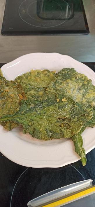 Una fuente con crespillos, hojas de borraja rebozadas, fritas y con azúcar espolvoreado