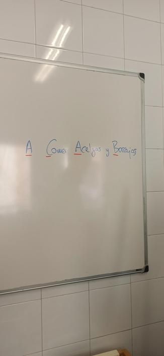 En una pizarra está escrito A Comer Acelgas y Borrajas