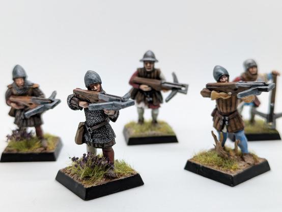 Un grupo de cinco ballesteros medievales, estilo guerra de los cien años, con la heráldica en rojo y blanco