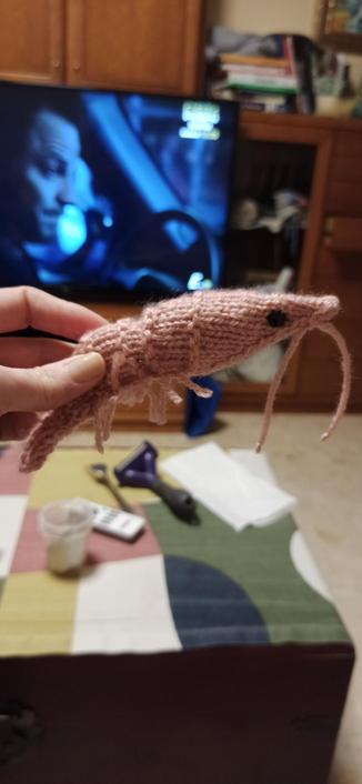 Un langostino tejido en lana rosa clarito