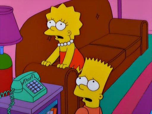 Bart y Lisa mirando con preocupación a Marge