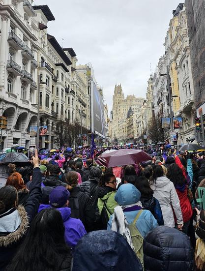Manifestación del 8M en Madrid con muchos paraguas, en la gran Vía