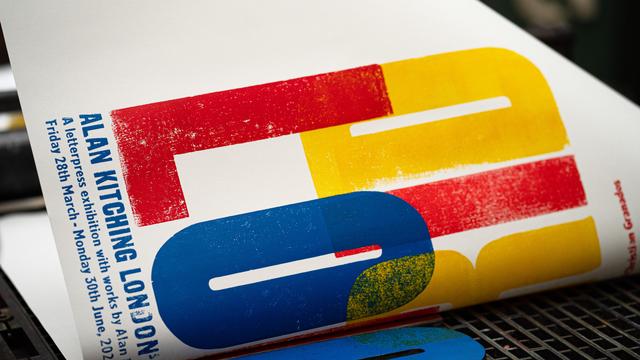 Póster de London's Building Blocks de Alan Kitching en GraGra (viernes 28 marzo inauguración). Fondo blanco, letras en rojo, azul, amarillo