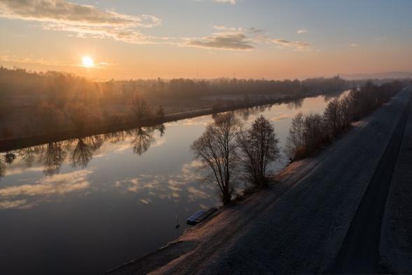 Sonnenaufgang über der Mur, Blick Richtung Gabersdorf - Schöne Reflexionen im Wasser