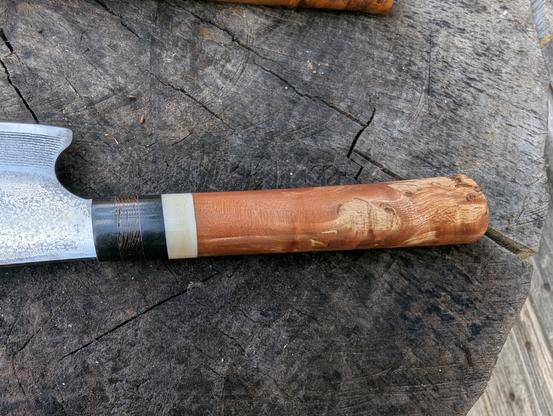 Détail du manche, assemblage de 5 plaques différentes 
Sur la lame on voit aussi les veines de l'acier damassé