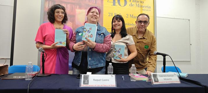 En la presentación de "La canción detrás de todas las cosas" de Gabriela Damián, en la mesa de presentación, posan (de izquierda a derecha) Dayanira García, Raquel Castro, Gabriela Damián y Alberto Chimal. El lugar es el salón El Caballito del Palacio de Minería.