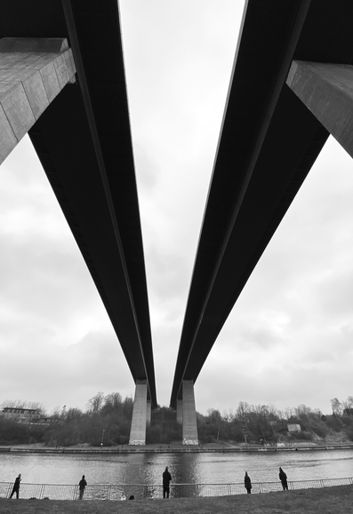 Schwarz-Weiß Foto unter einer Hochbrücke aus Froschperspektive; Black and white photo under a high bridge from a worm's perspective