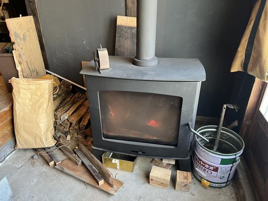 The wood stove at the entrance of Daidokoro Hifumi.