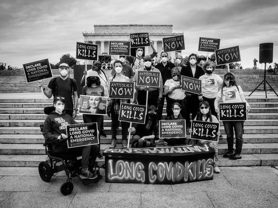 Long-Covid Aktivist:*Innen halten während der LCDC-Demonstration am 15. März, dem Long-Covid-Awareness-Tag, Schilder vor dem Lincoln Memorial in Washington D.C. hoch. Die Organisatoren der Veranstaltung fordern mit „HEAL“, d. h. drei Long-Covid-Gesetzesvorschlägen, die auf parteiübergreifenden Gesetzesentwürfen basieren und die virale Persistenz wirksam bekämpfen. Sie haben eine Long-Covid-Biomarker-Kampagne gestartet, um die Forschung zur Validierung der ersten Biomarker zu finanzieren, mit denen Long Covid identifiziert und die Viruslast und Immunveränderungen gemessen werden können.
Quelle: © Joshua Boaz Pribanic for Public Herald