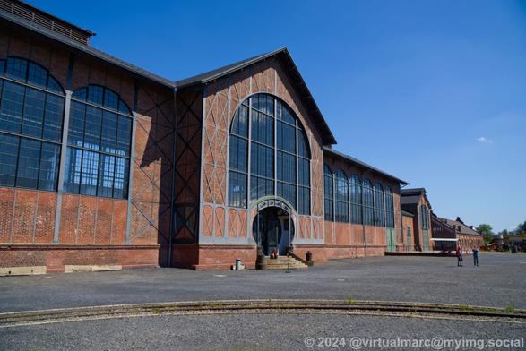 A photo of the machine building of Zeche Zollern with the art nouveau entrance portal and big windows.