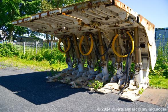 A photo of a hydraulic support device for mine walls and ceilings.