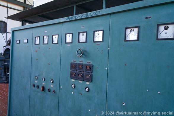 A photo of a big blue rectangle machine with a row of scales on the top. Multiple buttons are below some of these scales. The manufacturer "Siemens - Schucker" is written on the top.
