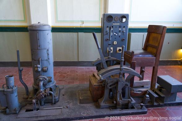 A photo of the steat to controll the speed and direction of the winding tower from the side.