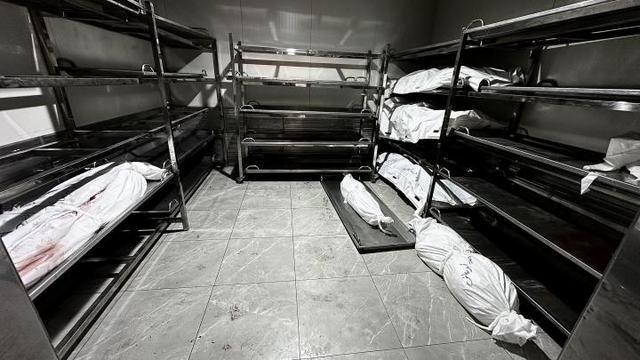 Getötete Palästinenser, Khan Yunis, Gazastreifen, 18.3.2025

Im Europäischen Krankenhaus liegen die Leichen von Palästinensern, die gestern Abend bei israelischen Luftangriffen in #KhanYunis während der massiven #Bombardierung des gesamten Gazastreifens durch Israel getötet wurden, wodurch der Waffenstillstand mit der #Hamas gebrochen wurde. Die Opfer stammen aus den Familien Jaroun, Al-Tawil und Abu Al-Tayr. Mindestens 412 #Palästinenser wurden getötet, während die israelischen Kolonialkräfte ihre Angriffe auf Gaza fortsetzten, und die Zahl der Todesopfer steigt, da viele weitere Menschen unter den Trümmern begraben sind und noch immer vermisst werden.

Foto: Doaa Albaz