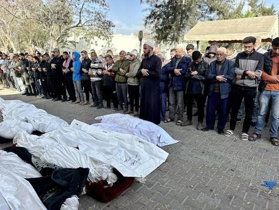 Getötete Palästinenser, Khan Yunis, Gaza-Streifen, 18.3.2025.

Die Angriffe fanden im gesamten Gazastreifen statt: in Khan Younis und Rafah im Süden, in Gaza-Stadt im Norden und in Deir el-Balah im Zentrum des Gazastreifens. Den Krankenhäusern in Gaza, die Hunderte von verletzten Palästinensern aufgenommen haben, mangelt es an grundlegenden medizinischen Versorgungsgütern, da Israel letzte Woche die Einfuhr von humanitärer Hilfe und die Stromversorgung vollständig eingestellt hat. Die israelischen Kolonialkräfte haben außerdem erneut Evakuierungsbefehle für mehrere Gebiete erlassen.

Foto: Doaa Albaz