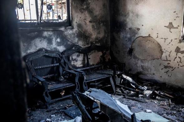 Nach einem Angriff von Siedlern, Khirbet al-Marajim, #Duma, #Westjordanland, 15.3.2025

Das Innere eines niedergebrannten palästinensischen Hauses im Dorf Khirbet al-Marajim im Westjordanland, südlich von Duma, nachdem etwa 50 israelische #Siedler das Dorf in der Nacht zuvor, am 15. März 2025, gestürmt hatten. Die Siedler bewarfen die Bewohner mit Steinen und setzten drei Häuser und ein Auto in Brand, während die Familien darin schliefen. In einem der Räume schliefen zwei Kinder, als Siedler sie entführten und später an einem anderen Ort freiließen. Duma war wiederholt Zielscheibe gewalttätiger Angriffe durch Siedler. Am 31. Juli 2015 bombardierten israelische Siedler das Haus einer palästinensischen Familie im Dorf mit #Brandbomben und töteten dabei drei Menschen. Der 18 Monate alte Ali Dawabsheh wurde bei lebendigem Leib verbrannt, während seine Eltern innerhalb weniger Wochen ihren Verletzungen erlagen.

Fotograf: Avishay Mohar