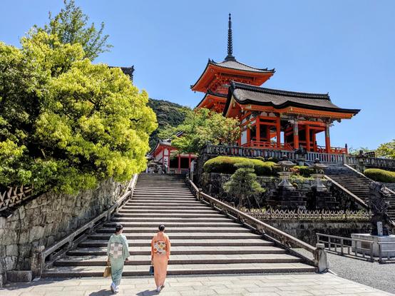 Nao-san and Atsuko-san make their way up the steps to Kiyomizu-dera.