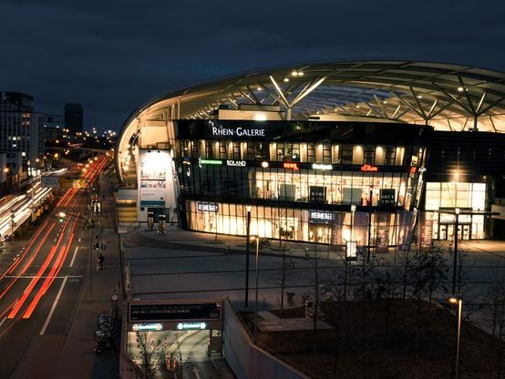Die Rheingalerie, eine Shopping-Mall in Ludwigshafen zur nächtlichen Stunde