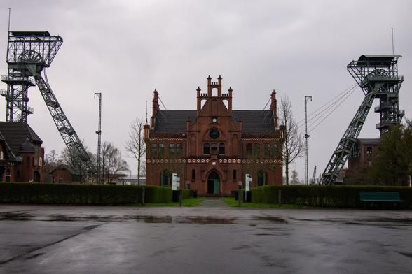 Color photo of the headframes at shafts II and IV and the administrative building of Zollern colliery in Dortmund.
