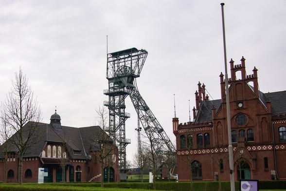 Color photo of the headframe at shaft IV, the horse stables and the administrative building of Zollern colliery in Dortmund.