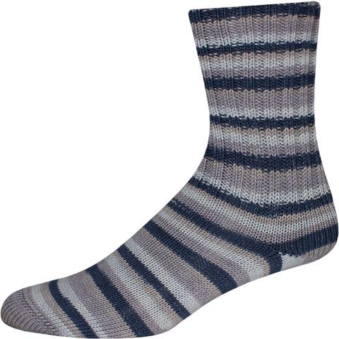 Abgebildet ist eine handgestrickte Socke aus Supersocke Cotton in den Farben schwarz und grau gestreift