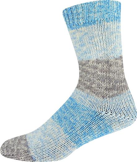 Abgebildet ist eine handgestrickte Socke aus Supersocke Cotton  Stretchin den Farben blau und grau in Blockstreifen