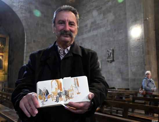 Retrato del artista mostrando su dibujo en el Inter de la iglesia de Sant Pere donde se desarrolló el acto.